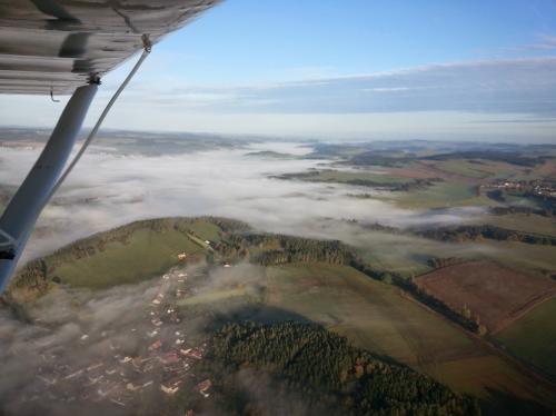 Trebíč pod mlhou